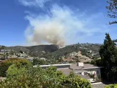 Laguna Beach residents rush to evacuate as brush fire threatens homes